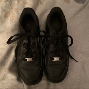 Nike Air Force 1
Black/black -men’s 6.5